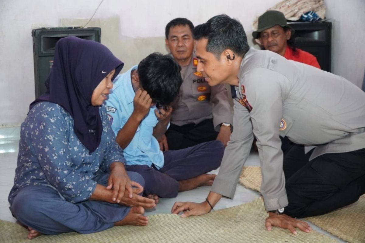 Kapolres Rohul, AKBP Emil Eka Putra saat menemui RL di rumah orangtuanya, di Kecamatan Bangun Purba, Kabupaten Rokan Hulu, Riau, Selasa (3/6/2025).