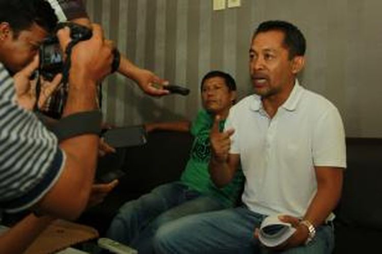 Aji Santoso kepala pelatih All Stars Rabu (6/1/2016) mendatangi Polres Banyuwangi dan melaporkan panitia pelaksana yang  masih menunggak kewajiban membayar match fee tim Indonesia All Stars sebesar Rp 200 juta