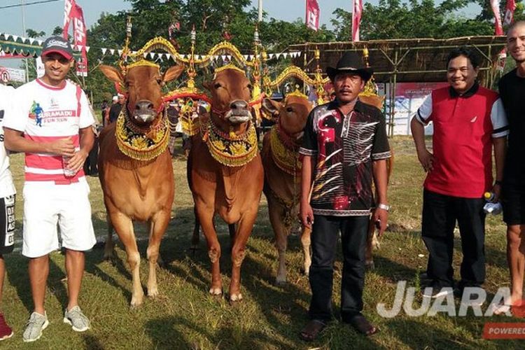 Tiga pemain asing Madura United, Fabiano Beltrame (kiri), Peter Odemwingie (kedua dari kiri), dan Dane Milovanovic (kanan), bersama Presiden Madura United, Achsanul Qosasih (kedua dari kanan), berpose bersama saat hadir di kontes Sape Sonok pada hari Minggu (21/5/2017) lalu