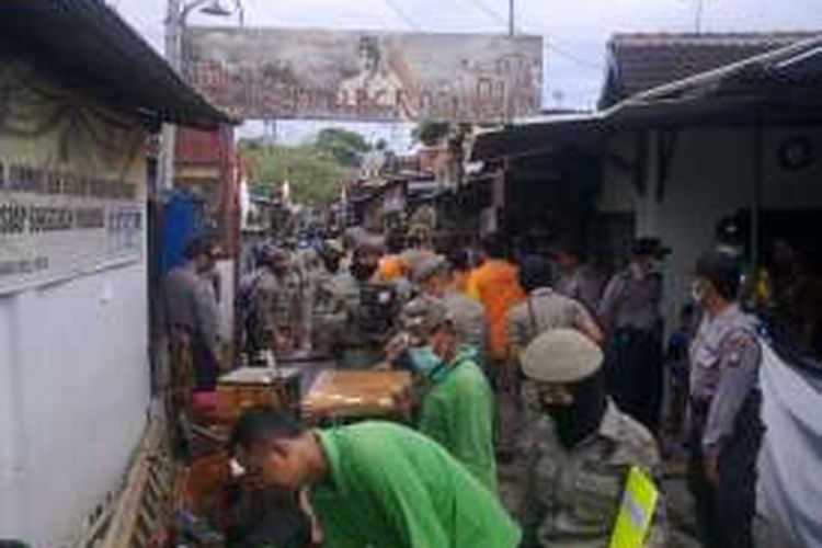 Suasana penggusuran di Semampir Kota Kediri, Jawa Timur, Kamis (15/11/2016). (KOMPAS.com/M.Agus Fauzul Hakim).