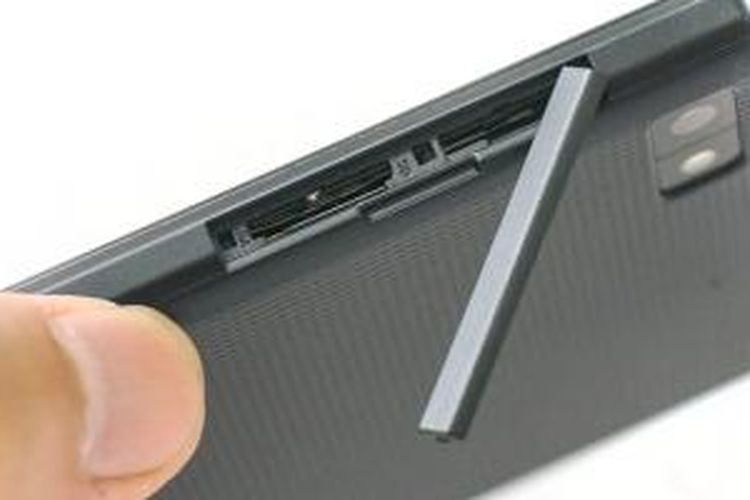 Slot micro-SIM dan micro-SD card pada BlackBerry Z3  