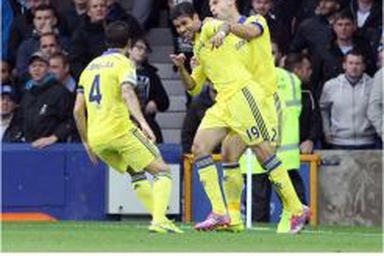 Striker Chelsea, Diego Costa (tengah) merayakan gol yang dicetaknya ke gawang Everton pada laga Premier League di Goodison Park, Sabtu (30/8/2014). Costa mendapat sambutan dari rekannya, Cesc Fabregas (kiri) dan Branislav Ivanovic.