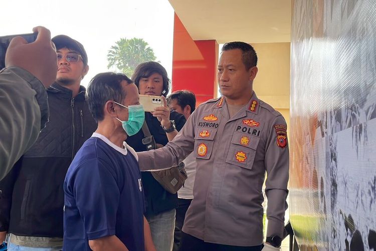 AR, oknum guru ngaji di Cilengkrang, Kabupaten Bandung, Jawa Barat yang melakukan pencabulan kepada belasan santriwati di Mapolresta Bandung, Senin (29/5/2023).