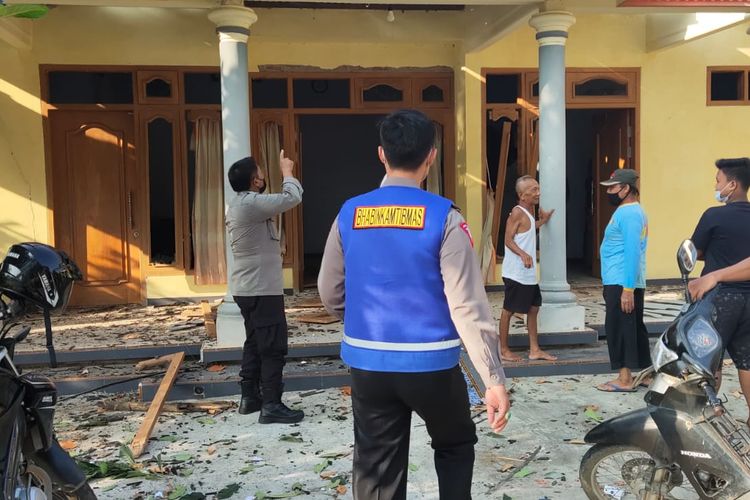 RUSAK- Rumah seorang warga Desa Somoroto, Kecamatan Kauman, Kabupaten Ponorogo, Jawa Timur, rusak setelah balon udara yang memuat mercon jumbo meledak, Jumat (6/8/2021).