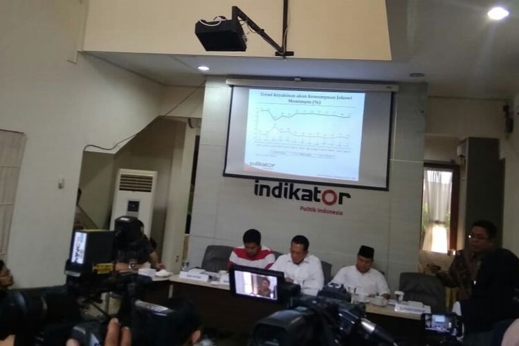 Direktur Eksekutif Indikator Politik Indonesia Burhanuddin Muhtadi.memaparkan hasil survei Indikator di Kantor Indikator, Jakarta, Rabu (26/9/2018)