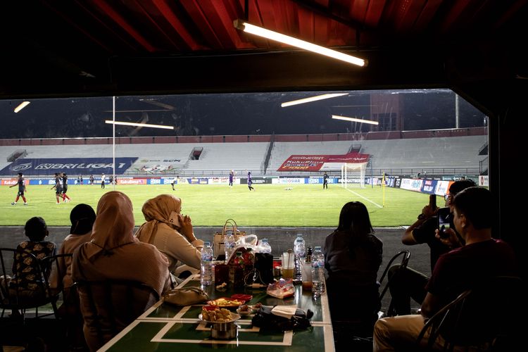 Selain menikmati aneka makanan dan minuman pengunjung Bali United Cafe dapat menyaksikan aktivitas yang ada di dalam stadion selama berlangsungnya seri 4 dan 5 Liga 1 2021-2022 di Stadion Kapten I Wayan Dipta Gianyar.