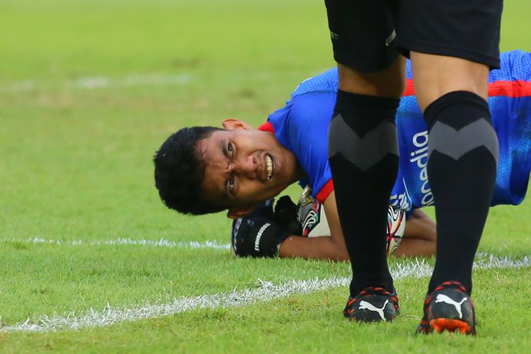 Penjaga gawang RANS Nusantara FC Hilman Syah menangkap bola tendangan dari pemain Borneo FC saat pertandingan pekan ke-16 Liga 1 2022-2023 yang berakhir dengan skor 0-0 di Stadion Manahan Solo, Senin (19/12/2022) sore.