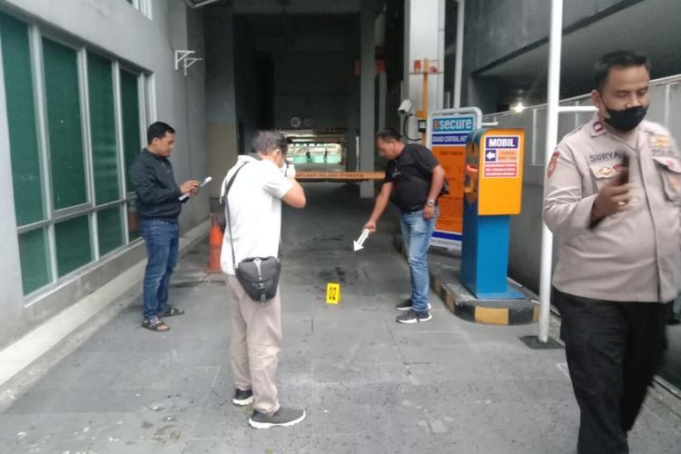 Tim Identifikasi Polresta Pekanbaru melakukan olah TKP pada kejadian bocah tiga tahun tewas setelah jatuh dari lantai tiga hotel di Jalan Jenderal Sudirman, Kota Pekanbaru, Riau, Senin (19/9/2022).