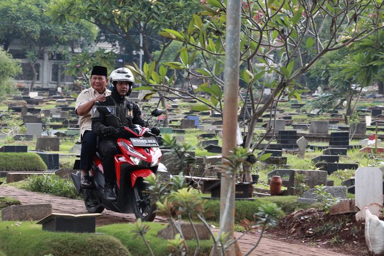 Calon presiden nomor urut 2 Prabowo Subianto berziarah ke makam ayah dan kakeknya di tempat pemakaman umum (TPU) Karet Bivak, Jakarta Selatan, Kamis (15/2/2024) siang.  Ziarah itu dilakukan sehari setelah pemungutan suara Pemilu 2024 yang jatuh pada Rabu (14/2/2024).