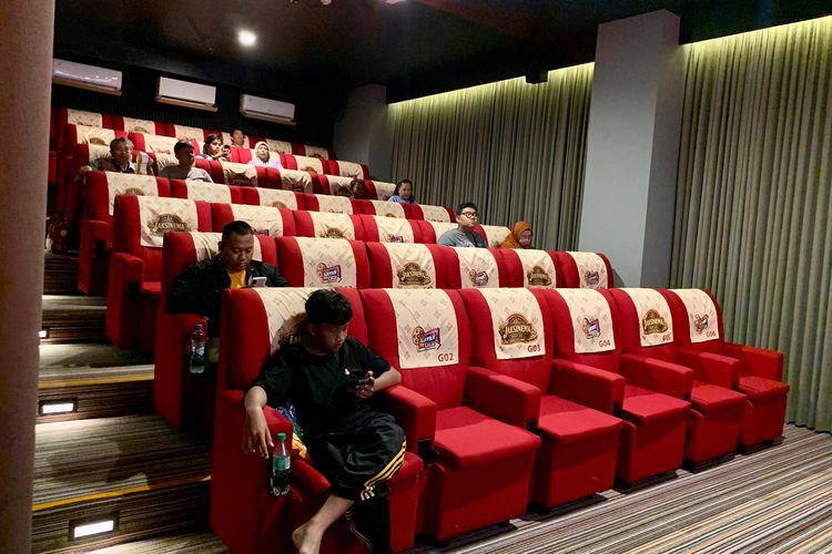 BERITA FOTO: Bioskop Mini Jaksinema Pertama di Pasar Rumput Jakarta