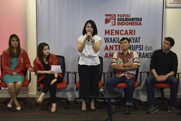 Ketua Umum Partai Solidaritas Indonesia (PSI) Grace Natalie (kedua kiri) mendengarkan pemaparan visi dan misi tiga orang pengacara muda Dini Shanti Purwono (tengahi), Surya Tjandra (kedua kanan) dan Rian Ernest Tanudjaja (kanan) saat pendaftaran calon anggota legislatif PSI di Jakarta, Selasa (31/10/2017). Ketiganya mendaftar sebagai calon anggota legislatif dari PSI pada pemilu legislatif 2019.