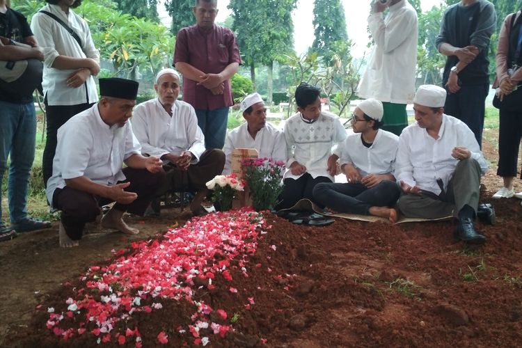 Suasana selesai pemakaman Rama Aiphama di Tempat Pemakaman Umum (TPU) Al Mohdar, Kecamatan Tapos, Depok, Jawa Barat, Rabu (11/3/2020).