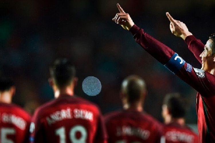 Cristiano Ronaldo merayakan gol Portugal ke gawang Hungaria pada pertandingan Kualifikasi Piala Dunia 2018 di Estadio Da Luz, Sabtu (25/3/2017). 