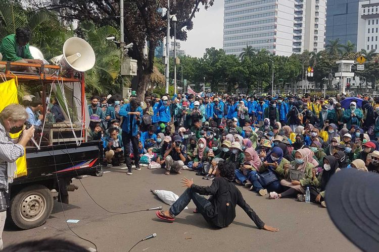 Massa BEM SI dalam aksi unjuk rasa pada Selasa (20/10/2020), melakukan aksi teatrikal di sekitar Patung Kuda Arjuna Wijaya, Jakarta Pusat