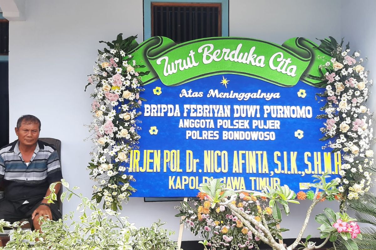 Joko Purnomo, ayah Bripka Febri meratapi kepergian putranya di depan rumah duka Kecamatan Jatiroto, Lumajang, Selasa (15/2/2022)
