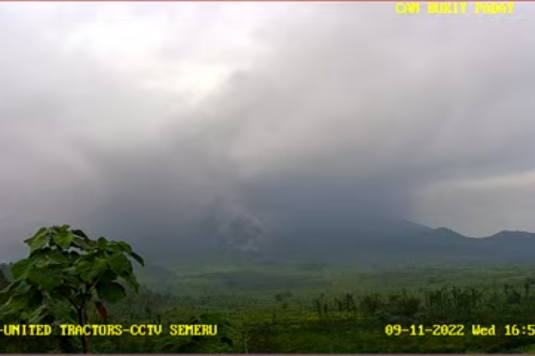 Tangkapan layar CCTV Semeru, Gunung Semeru kembali luncurkan awan panas guguran, Rabu (9/11/2022)
