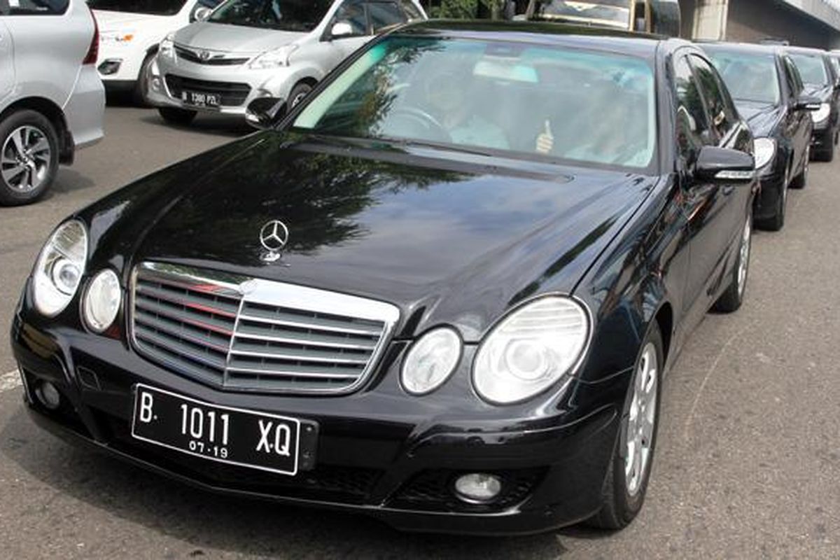 Mobil-mobil Mercedes-Benz E200 Kompressor bekas taksi Silver Bird yang dites media.