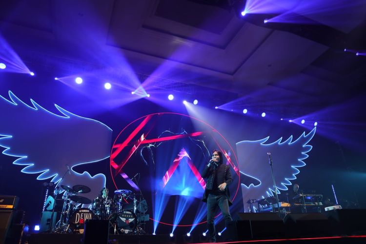Penampilan Dewa 19 dalam konser Bintang Lima Tour 2020 Dewa 19 di Trans Convention Centre Bandung, Sabtu (15/2/2020) malam. 