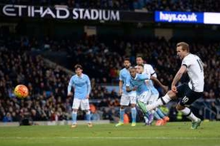 Harry Kane mencetak gol melalui titik penalti saat Tottenham Hotspur melawat ke kandang Manchester City, Minggu (14/2/2016).