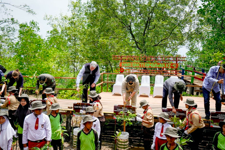 Kementerian Lingkungan Hidup dan Kehutanan (KLHK) bersama PT Kilang Pertamina Internasional (PT KPI) menanam 231 bibit Mangrove, yang berlokasi di Mangrove Education Center, Kabupaten Bengkalis, Riau, Kamis (7/3/2024).