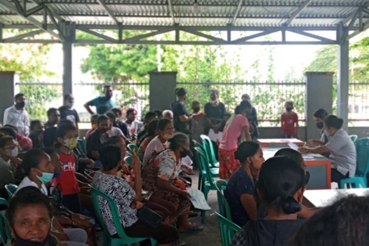 Foto: Penyaluran bantuan sosial pangan non tunai (BPNT) dan bantuan langsung tunai (BLT) minyak goreng di Kantor PT Pos Indonesia Cabang Maumere, Kabupaten Sikka, pada Kamis (21/4/2022).