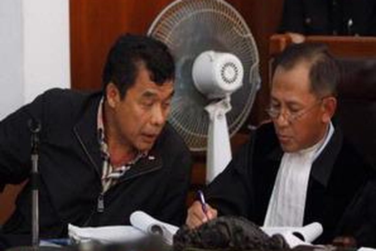 Mantan Deputi V Badan Intelijen Negara (BIN), Muchdi Pr (kiri) menjalani persidangan terkait kasus dugaan pembunuhan aktivis HAM Munir di Pengadilan Negeri Jakarta Selatan, Kamis (6/11). Agenda persidangan kali ini adalah pembacaan berita acara pemeriksaan saksi Budi Santoso.