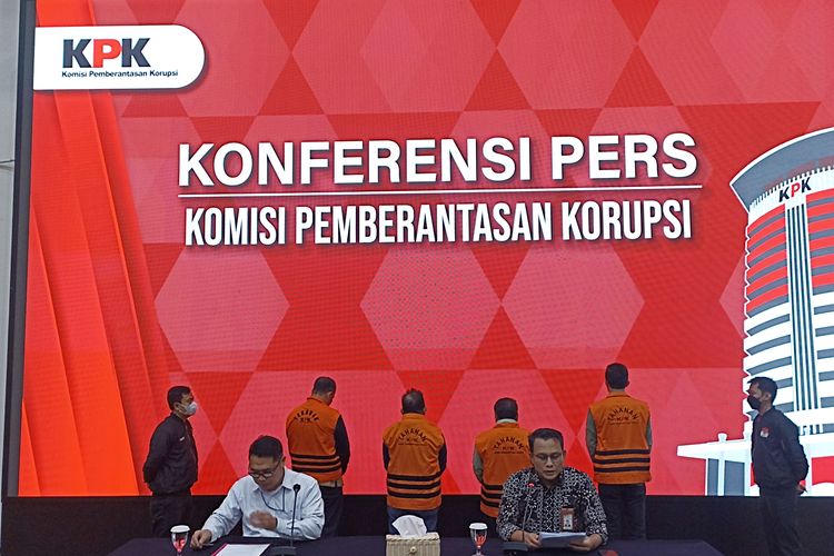 Komisi Pemberantasan Korupsi (KPK) menahan empat tersangka baru dugaan korupsi pembangunan Gereja Kingmi Mile 32 di Kabupaten Mimika, Papua, Jumat (22/9/2023).