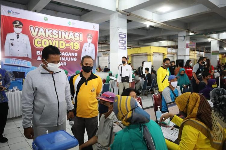 VAKSIN DI PASAR-Walikota Madiun, Maidi memantau jalannya vaksinasi pedagang dan pengunjung di Pasar Besar, salah satu pasar tradisional di Kota Madiun, Jumat (15/10/2021).