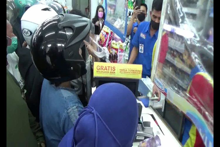 Warga Berdesak-Desakan Sambil Antri Minyak Goreng di Minimarket Tanpa Prokes