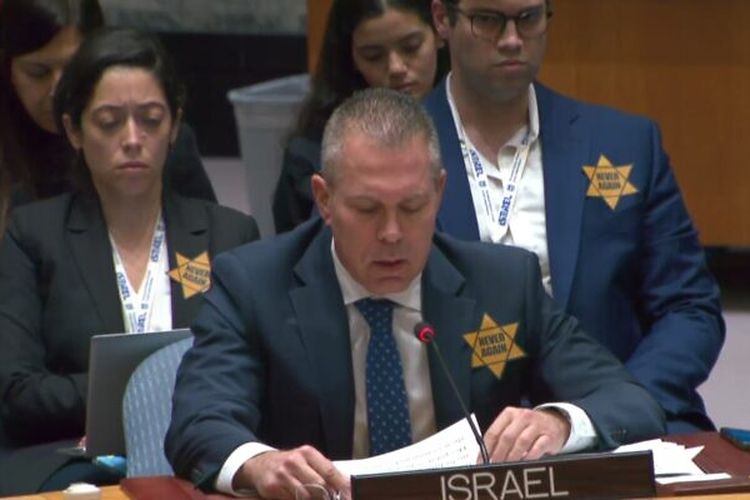 Duta Besar Israel untuk PBB Gilad Erdan berpidato di hadapan Dewan Keamanan pada 30 Oktober 2023, dengan memakai lencana bintang kuning.