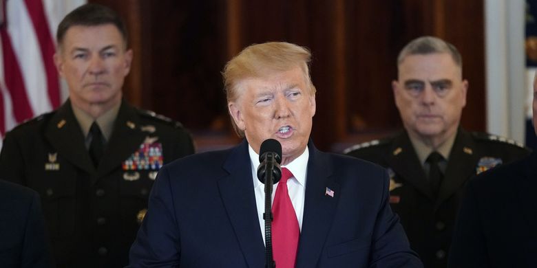 Presiden Amerika Serikat Donald Trump memberikan keterangan pers di Gedung Putih, Washington, pada 8 Januari 2020. Trump memberikan pernyataan sikap setelah Iran menyerang dua markas pasukan AS di Irak. Iran mengklaim bertanggung jawab sebagai balasan setelah Komandan Pasukan Quds, Jenderal Qasem Soleimani, tewas diserang rudal AS.