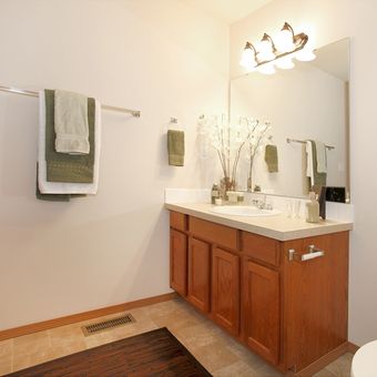 Ilustrasi kamar mandi dengan karya seni.