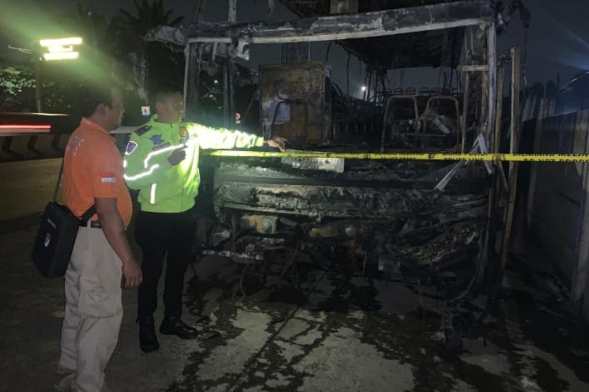 Polisi bersama pihak terkait saat melakukan evakuasi bus terbakar di Km 47 ruas japan tol Jakarta - Cikampek, Rabu (28/5/2025).