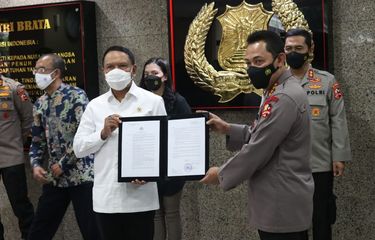 Menpora Zainudin Amali dan Kapolri Listyo Sigit Prabowo saat menunjukkan Izin Kompetisi Liga 1 dan Liga 2 dalam sesi jumpa pers di Mabes Polri, Jakarta Selatan, pada Senin (31/5/2021) sore WIB.