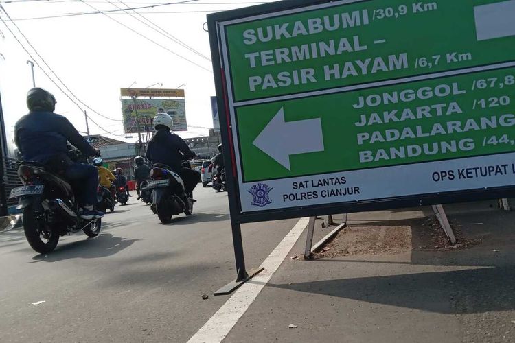 Sejumlah kendaraan melintas di jalur arteri Cianjur. Polres setempat memprediksi puncak arus balik lebaran di jalur Puncak diprediksi mulai besok, Sabtu (13/4/2024).