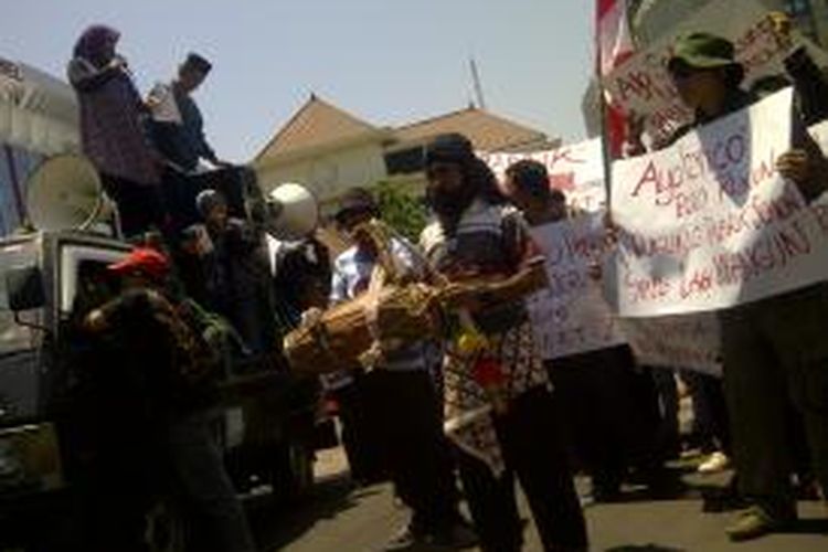 Ratusan warga melakukan aksi unjuk rasa mendukung pendirian pabrik semen di Rembang Jawa Tengah. Aksi dilakukan di depan kantor Gubernur Jawa Tengah, Jalan Pahlawan Semarang, Kamis (25/9/2014)