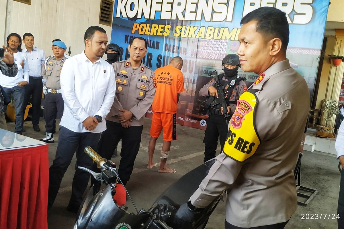 Kepala Polres Sukabumi Kota AKBP Ari Setyawan (kanan) memperlihatkan barang bukti saat konferensi pers di Sukabumii, Jawa Barat, Senin (24/7/2023).