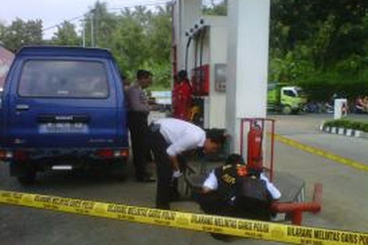 Polisi melakukan olah TKP di SPBU Jambu Jl Jambu-Ambarawa KM 4, Semarang, Senin (17/3/2014) siang. Komplotan perampok merampok SPBU tersebut