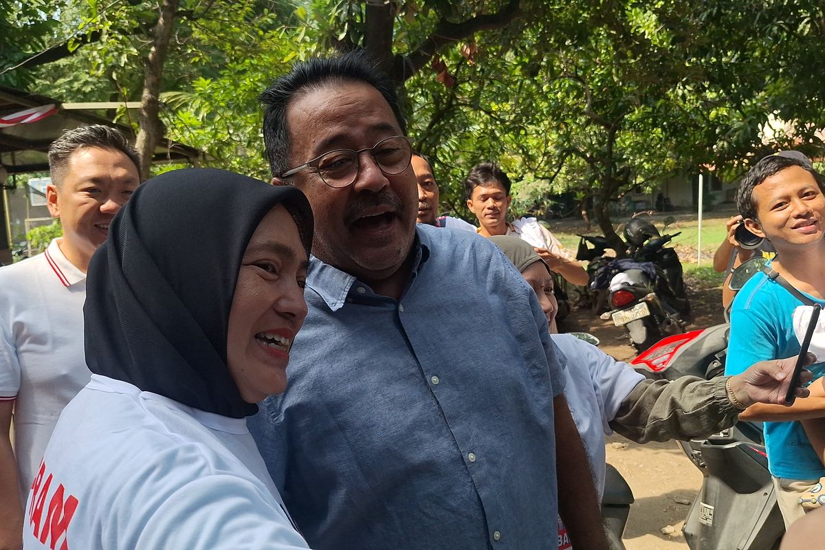 Rano Karno Datangi Bazar Minyak Murah di Cengkareng, Ibu-Ibu Berebut Minta Foto