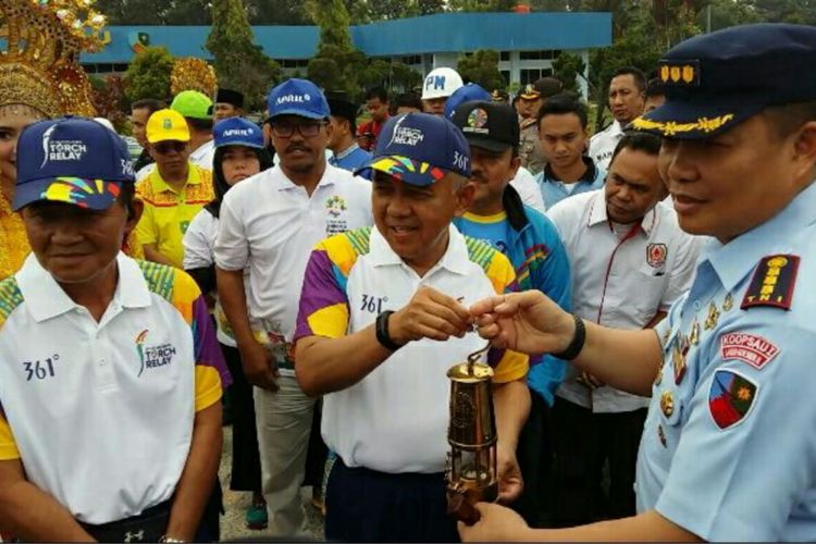 Danlanud Rsn Pekanbaru Kolonel Pnb Ronny Irianto Moningka menyerahkan api Obor Asean Games kepada Gubernur Riau Arsyadjuliandi Rachman, Rabu (1/8/2018). 