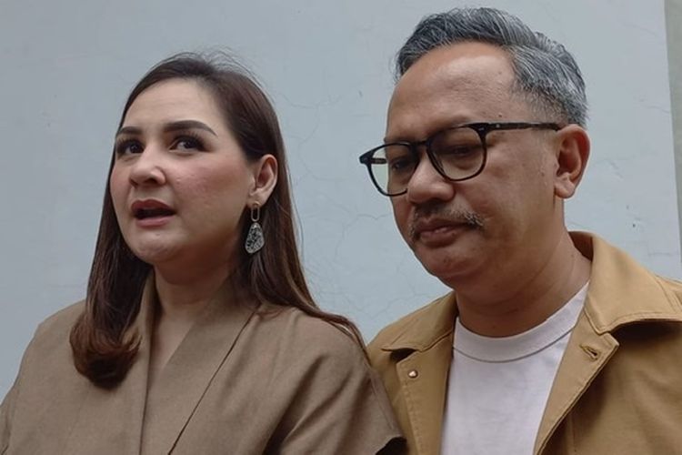 Mona Ratuliu dan Indra Brasco di kawasan Tendean, Jakarta Selatan, Senin (6/1/2023). 
