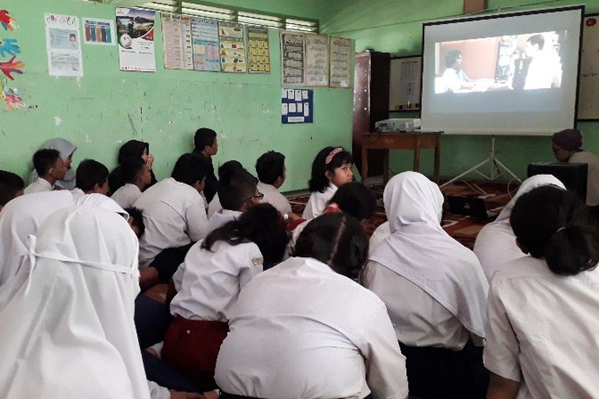Siswa SLB Negeri 5 Slipi, Jakarta Barat menyaksikan nonton film Toko Musik bersama di ruang serbaguna pada Senin (30/4/2018).