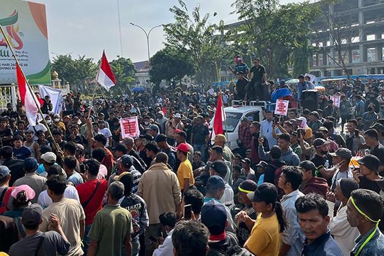 Ribuan orang yang tergabung dalam Aliansi Mahasiswa dan Masyarakat Pelalawan (AMMP) aksi demo di sekitar Jalan Cut Nyak Dien, Pekanbaru, Senin (21/7/2025) pagi tolak rencana relokasi dari kawasan Taman Nasional Tesso Nilo (TNTN). 