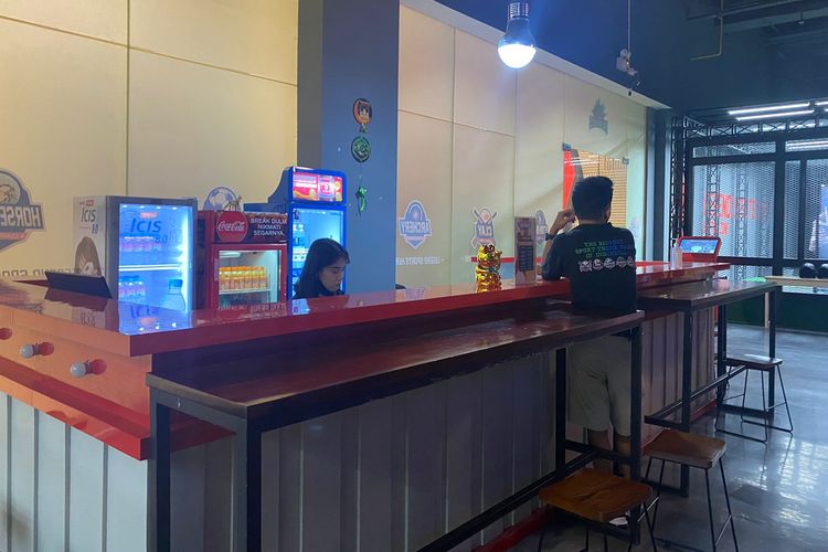 Area kafe untuk makan dan minum di Indonesia Sport Theme Park, Mall of Indonesia (MOI), Jakarta Utara. 