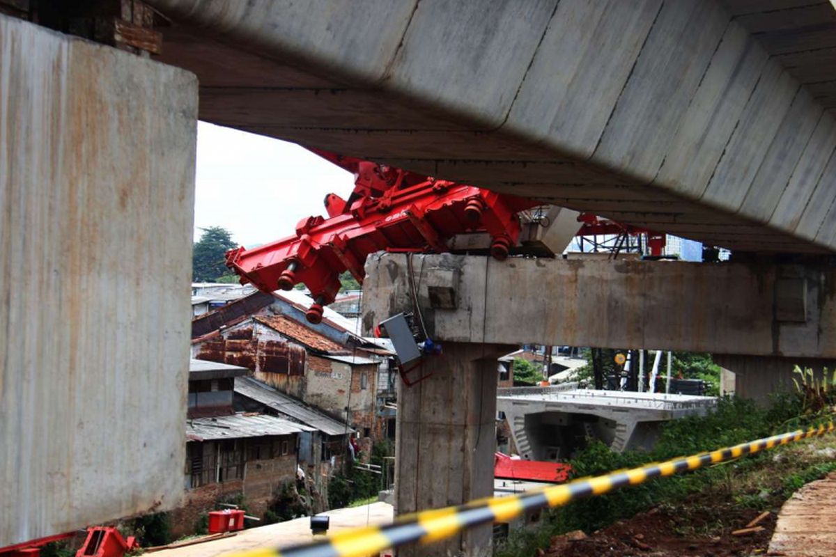 Kondisi pasca ambruknya crane proyek Double Double Track (DDT) di Kampung Melayu, Jatinegara, Jakarta, Minggu (04/02/2018). Alat berat yang ambruk tersebut menewaskan empat pekerja yang masih berada di lokasi kecelakaan.