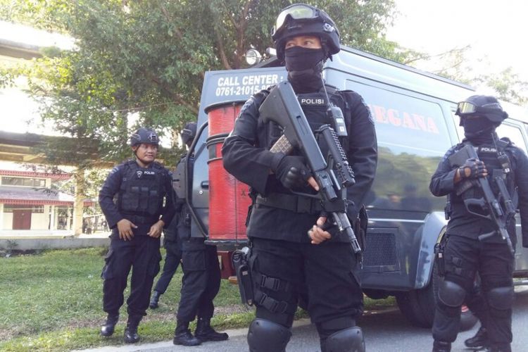 Ilustrasi Densus 88 AT. Petugas bersiaga pada saat penggeledahan gelanggang mahasiswa di kampus Universitas Riau terkait dugaan penangkapan teroris, Sabtu (2/6/2018).