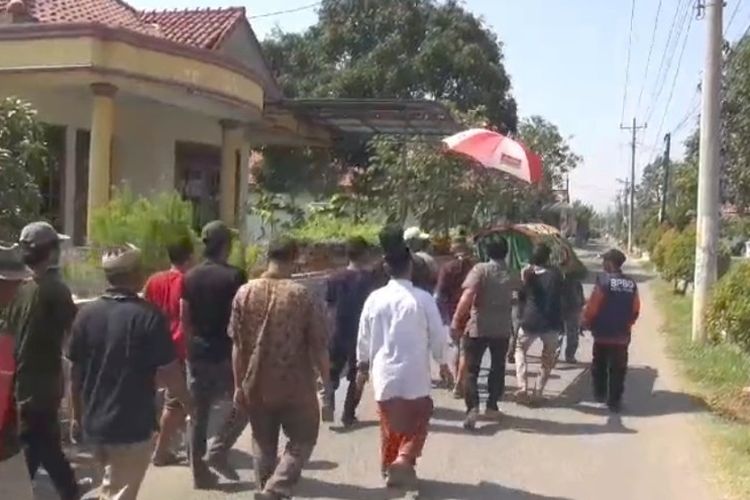 Warga mengantar jenazah dua korban tewas kebakaran warteg di Duri Pulo, Gambir, Jakarta Pusat yang dimakamkan di kampung halaman di Kelurahan Cabawan, Kecamatan Margadana, Kota Tegal, Jawa Tengah, Jumat (29/9/2023)