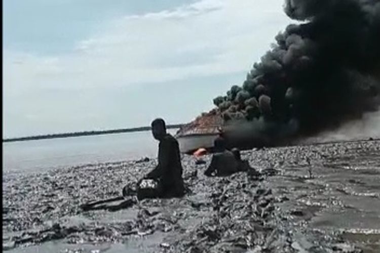 Tangkapan layar video terbakarnya kapal Minsen rute Tarakan - KTT di Kaltara. Puluhan penumpang meloncat ke hutan bakau berlumpur sesaat sebelum kapal meledak