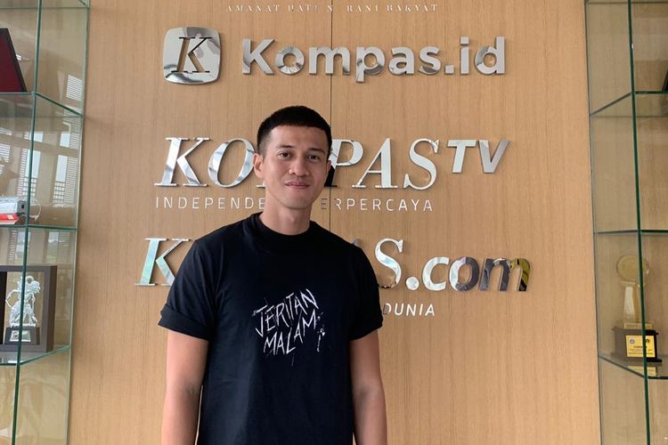 Pemain film Jeritan Malam, Herjunot Ali (kiri) saat berkunjung ke rekdaksi Kompas.com di Menara Kompas, Jakarta, Senin (5/11/2019)