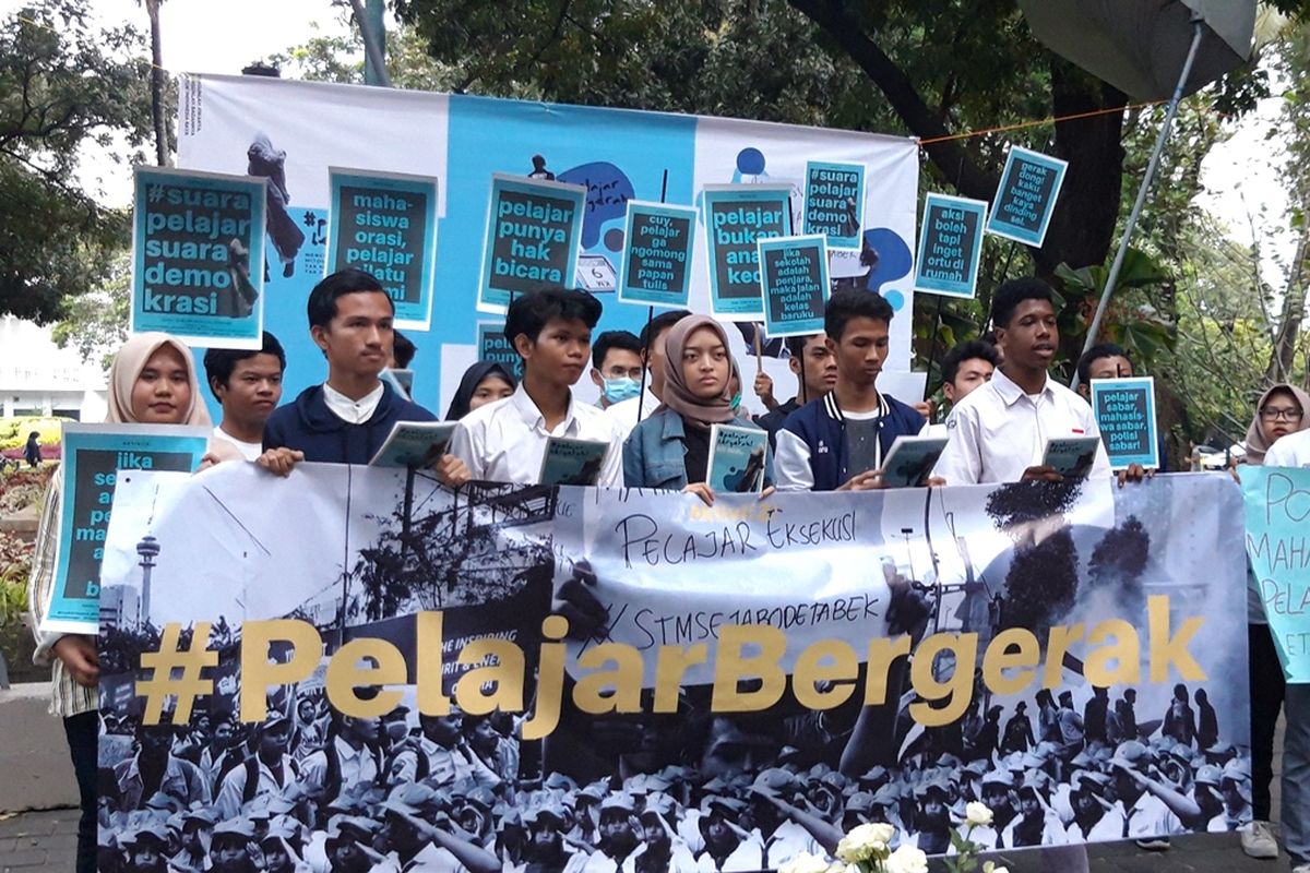 Sejumlah aliansi lintas pelajar yang tergabung dalam #PelajarBergerak gelar aksi solidaritas dan bagi-bagi bunga mawar putih di Taman Suropati, Menteng, Jakarta Pusat, Senin (30/9/2019)